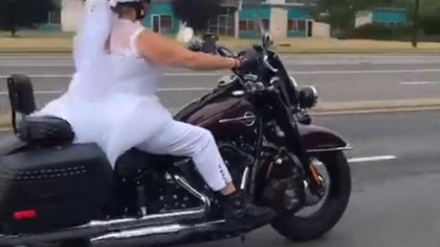 pengantin wanita kendarai Harley (foto: newsflare)