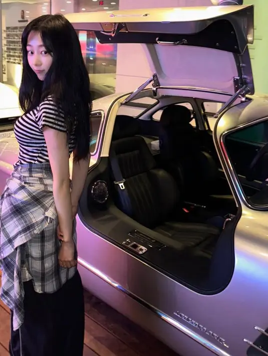 Gaya santai ala Giselle dengan t shirt ketat motif garis dipadukan celana oversize hitam serta flanel yang diikat di pinggang.  [@aerichandesu]