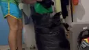 <p>Setelah bangun tidur, Rafael juga bersiap-siap untuk laundry pakaian. Ia juga memasukan pakaian kotor ke dalam kantong plastik untuk di laundry. (Foto: Instagram.com/rafaell_16/)</p>