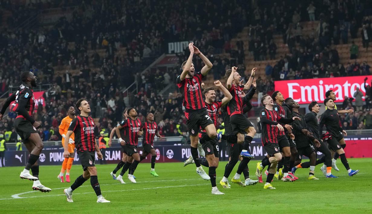Para pemain AC Milan merayakan kemenangan usai pertandingan pekan ke-28 Serie A Italia 2025/2026 melawan Inter Milan, di Stadion San Siro, Minggu 8 Maret 2026 waktu setempat atau Senin (9/3/2026) dini hari WIB. AC Milan berhasil memenangi Derby della Madonnina. (AP Photo/Antonio Calanni)