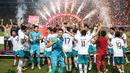 Kebahagiaan pun tidak dapat dibendung, sejumlah pemain Timnas Indonesia U-16 melakukan suka cita usai seremoni penyerahan trofi juara Piala AFF U-16 2022. (Bola.com/Bagaskara Lazuardi)
