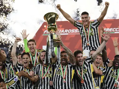 Bek Juventus, Danilo memegang trofi saat para pemain Juventus merayakan kemenangan di Final Piala Italia melawan Atalanta di stadion Olimpico, Roma, 15 Mei 2024. (Filippo MONTEFORTE/AFP)
