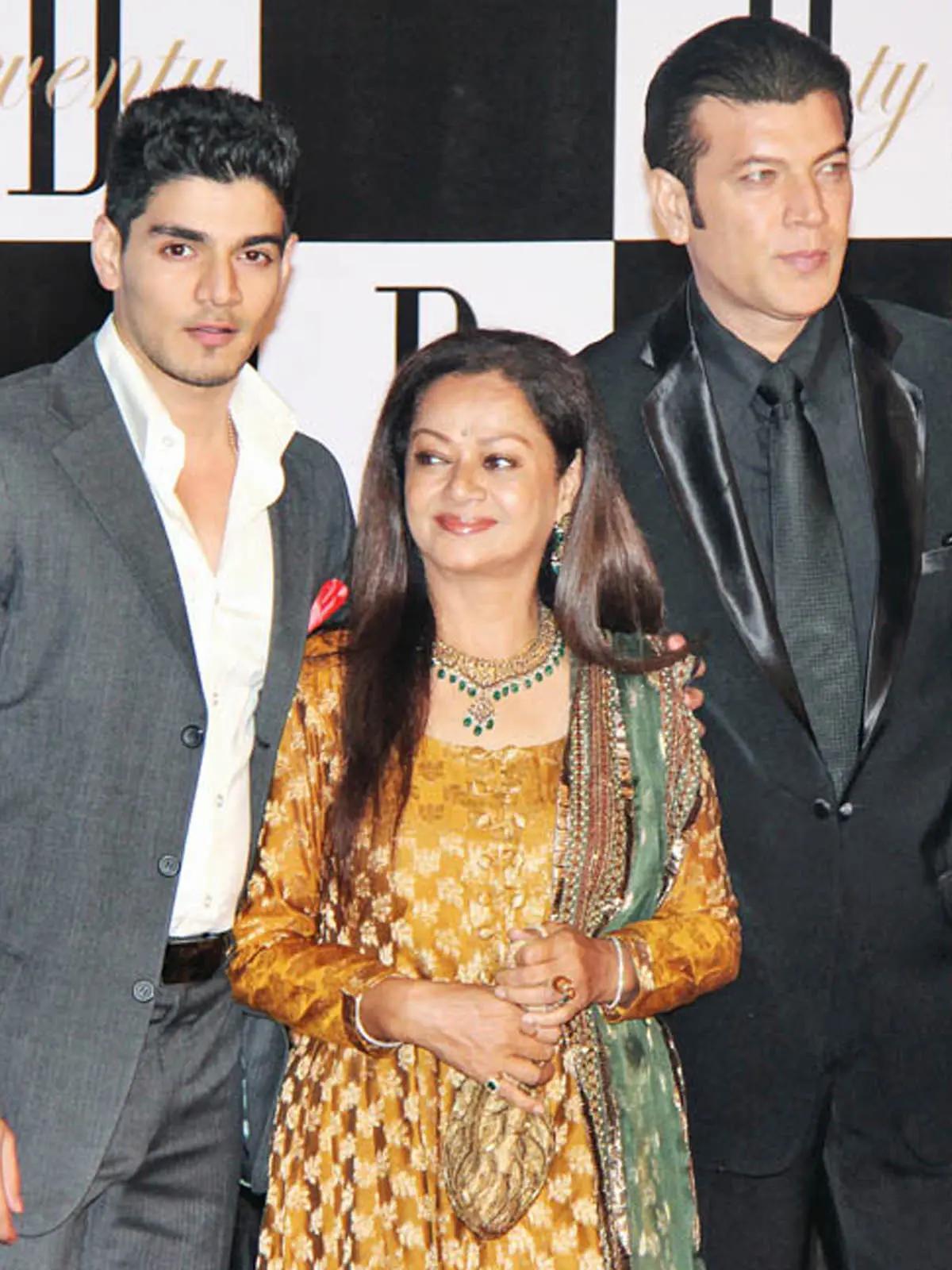 Aditya Pancholi bersama isti Zarina Wahab dan putranya, Sooraj Pancholi. (Magna Publishing)