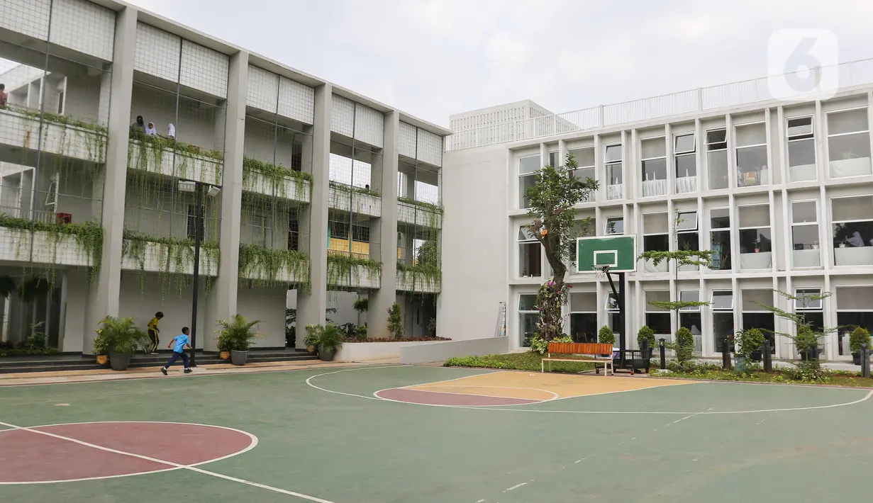 Suasana lapangan SDN Ragunan 08 yang termasuk sekolah berkonsep net zero carbon di Jakarta, Kamis (29/9/2022). Di lantai dasar, beberapa kelas memiliki akses pintu langsung  ke ruang hijau agar anak-anak bisa lebih rileks, kreativitasnya tumbuh, problem solving terasah, juga kesehatan mental terjaga. (Liputan6.com/Herman Zakharia)