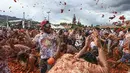 Perang tomat dalam Festival Tomatina digelar selama tiga hari berturut-turut untuk menarik wisatawan mengunjungi Kolombia.  (AFP/Juan Barreto)