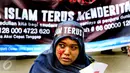 Demonstran dengan muka bersimbah darah yang diwarnai cat merah melakukan aksi keprihatinan saat CFD di Bundaran HI, Jakarta (14/08). (Liputan6.com/Fery Pradolo).