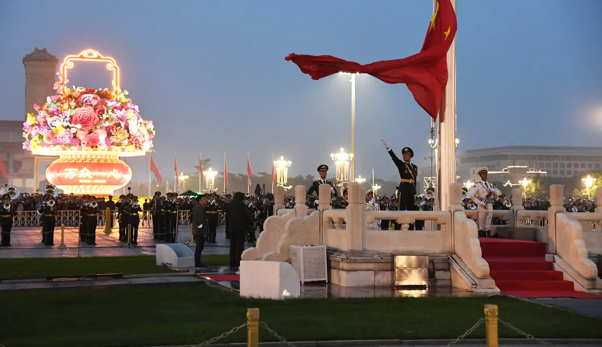 Upacara pengibaran bendera untuk merayakan 71 tahun berdirinya Republik Rakyat China digelar di Lapangan Tian'anmen, Beijing, China, 1 Oktober 2020. (Xinhua/Ren Chao)