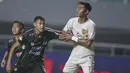 Bek Tira Persikabo, Andy Setyo, beradu badan dengan bek Persela Lamongan, Malik Risaldi, pada laga Liga 1 di Stadion Pakansari, Bogor, Senin (16/12). Kedua klub bermain imbang 1-1. (Bola.com/Vitalis Yogi Trisna)