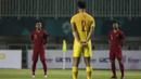 Pemain Timnas Indonesia dan China mengheningkan cipta mengenang Haringga Sirilla sebelum laga PSSI 88th U-19 di Stadion Pakansari, Jawa Barat, Selasa (25/9/2018). Indonesia kalah 0-3 dari China. (Bola.com/Vitalis Yogi Trisna)