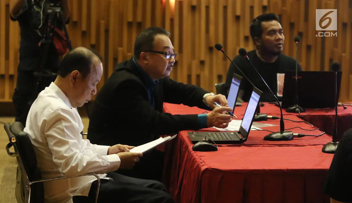 Pemred Liputan6.com Mohamad Teguh (kiri), akademisi Rhenald Khasali, dan musisi Erix Soekamti saat penjurian Liputan 6 Awards 2018 di SCTV Tower, Jakarta, Selasa (8/5). Liputan 6 Awards dimulai Februari hingga 20 Mei 2018. (Liputan6.com/Arya Manggala)