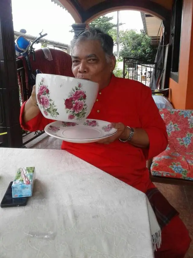 6 Tingkah Bapak-Bapak saat Makan Ini Nyeleneh Banget, Bikin Ngakak