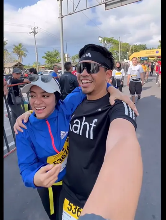 Pasangan selebriti Ayudia Bing Slamet dan Dito Percussion juga ikut marathon. Keduanya tampak bikin baper netizen. [Instagram/dittopercussion]
