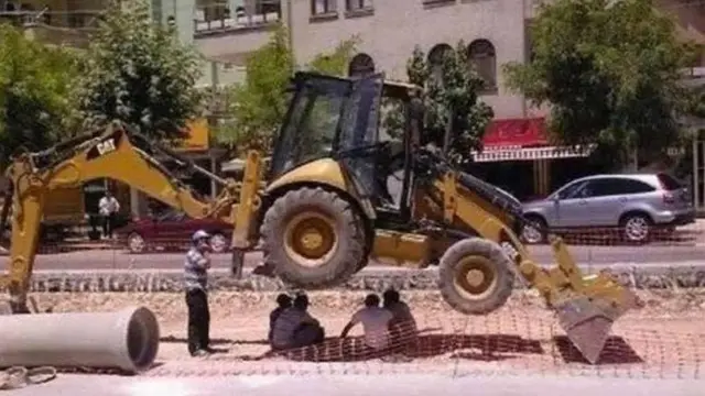 Kocaknya 10 Aksi Receh Pekerja Bangunan Ini Bikin Ketawa Geli