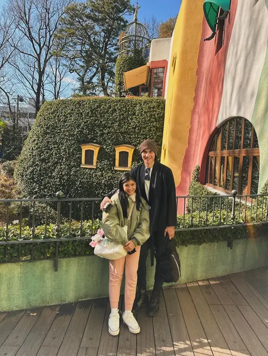 Tidak hanya mengunjungi Fujiko F Fujio Museum, Marsha juga membagikan potret suami dan anaknya di Ghibli Museum. Vino dan Marsha begitu bersemangat di liburannya kali ini untuk menyenangkan sang buah hati sebelum kembali masuk sekolah. Foto-foto gemas keluarga selebriti ini pun banjir pujian. (Liputan6.com/IG/@marshatimothy)