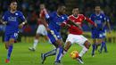 Pemain Leicester, Wes Morgan, berusaha melewati striker MU, Anthony Martial, pada laga Liga Premier Inggris di Stadion King Power, Inggris, Sabtu (28/11/2015). (Reuters/Eddie Keogh)