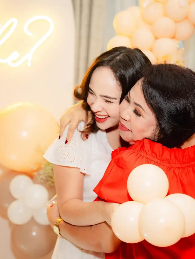 Hamil Anak Pertama, Ini 7 Momen Pamela Bowie Gelar Gender Reveal