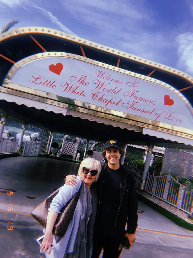 YouTuber David Dobrik dan Lorraine Nash (Instagram/ daviddobrik)