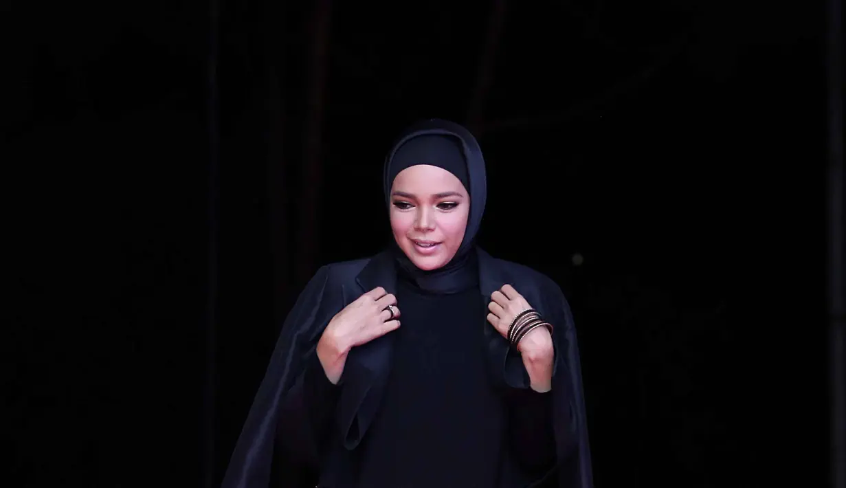 Pesinetron Dewi Sandra merasakan kepuasan batin begitu bisa membantu anak-anak yang berkebutuhan khusus. Belakangan ini, ia berkeliling ke beberapa kota untuk melakukan kegiatan sosial. (Nurwahyunan/Bintang.com)