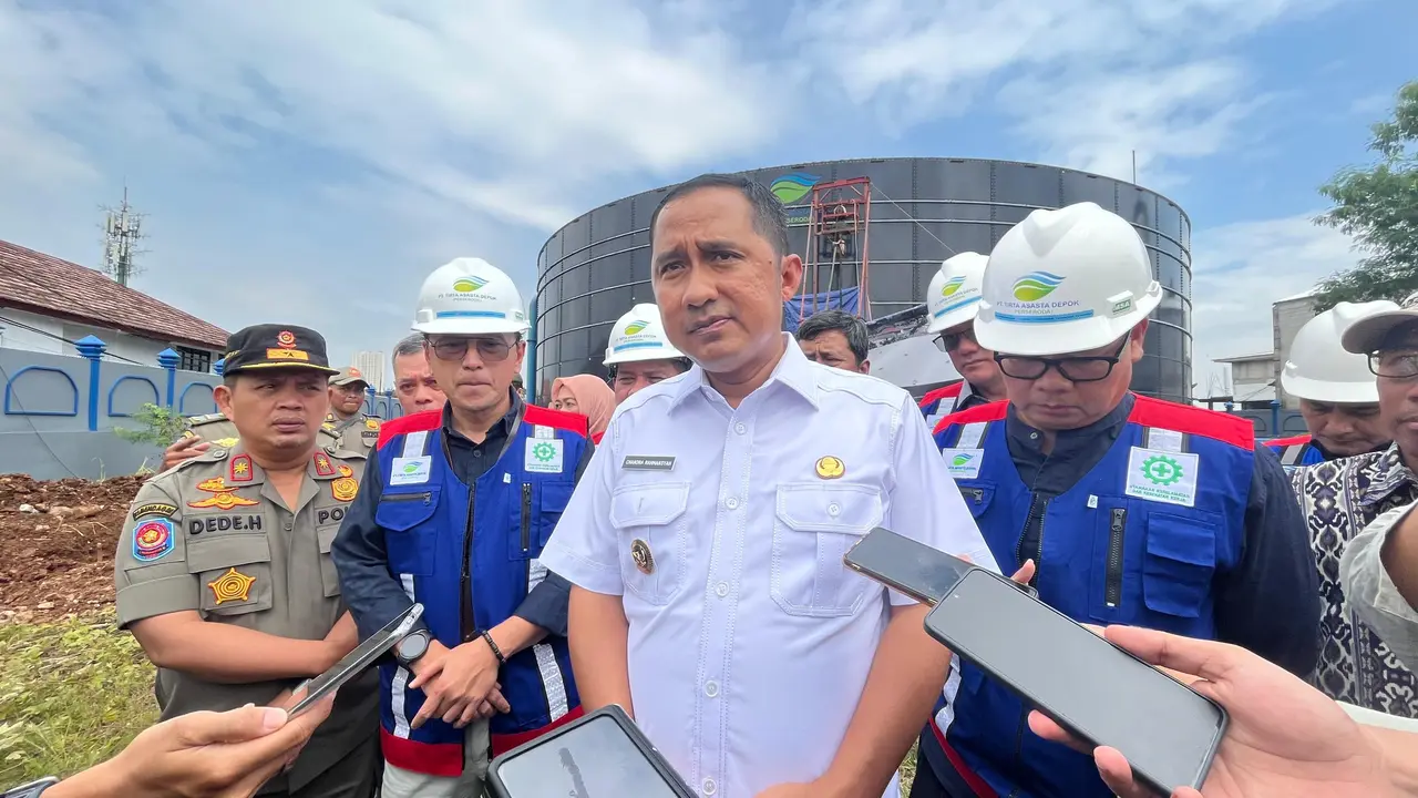 Wakil Wali Kota Depok, Chandra Rahmansyah usai meninjau watertank milik PDAM yang semat di protes warga karena miring di Jalan Legong Raya, Sukmajaya, Depok