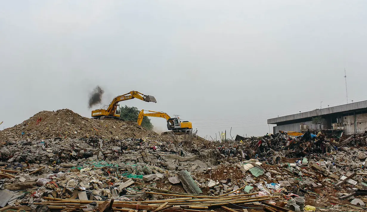 Gedung Blok III Pasar Senen dibongkar rata dengan tanah, kemudian dibangun kembali dengan desain lebih modern, Jakarta, Selasa (28/10/2014). (Liputan6.com/Faizal Fanani) 