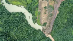 Foto dari udara memperlihatkan lokasi tanah longsor di Desa Liujing, Distrik Wulong, Chongqing, China (26/7/2020). Aliran sungai di Kota Chongqing terhambat akibat tanah longsor, membentuk genangan air yang mengancam kota-kota kecil di sekitar lokasi dan sebuah pembangkit listrik. (Xinhua/Huang Wei)