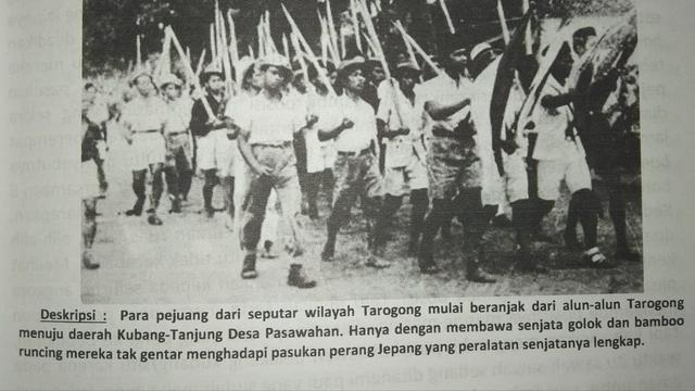 Sekitar 100 pejuang Garut berusia 20-40 tahun, nampak serempak membawa senjata bambu runcing dalam pertempuran Kubang menghadang pasukan Jepang