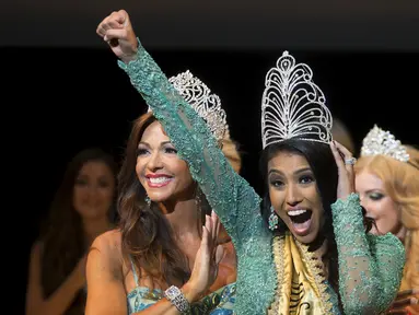 Ashley Burnham, kontestan dari Kanada mengekspresikan kegembiraannya saat dinobatkan sebagai pemenang ajang Mrs Universe 2015 di Minsk, Belarus, Sabtu (29/8/2015). (REUTERS/Vasily Fedosenko)