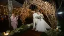 Acara resepsi keduanya masih digelar di tempat yang sama seperti saat akad nikah. Untuk resepsi, keduanya memilih konsep peri hutan. Dalam resepsi pernikahan yang di gelar di alam terbuka tersebut, keduanya kompak menggunakan pakaian berwarna putih. (Kapanlagi.com/Bayu Herdianto)
