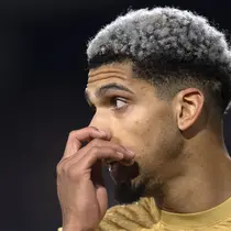Reaksi pemain Barcelona, Ronald Araujo saat menghadapi Real Betis pada laga lanjutan Liga Spanyol di Benito Villamarin Stadium, Sevilla. 1 Februari 2023. Blaugrana telah mencapai kesepakatan dengan transfer Araujo ke LA Galaxy pada bursa transfer musim dingin 2023. Sayangnya, hal tersebut gagal setelah dokumen telat dikirmkan karena komputer yang sempat error. (AFP/Jorge Guerrero)