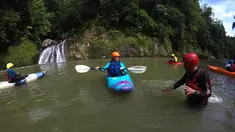 Peserta sekolah Kracak Kayak melakukan teknik mendayung saat simulasi sungai Cianten, Desa Situ Udik, kecamatan Cibungbulang, Bogor, Jawa Barat, Kamis (18/3). Kegiatan ini diikuti oleh ibu-ibu. (Merdeka.com/Imam Buhori)