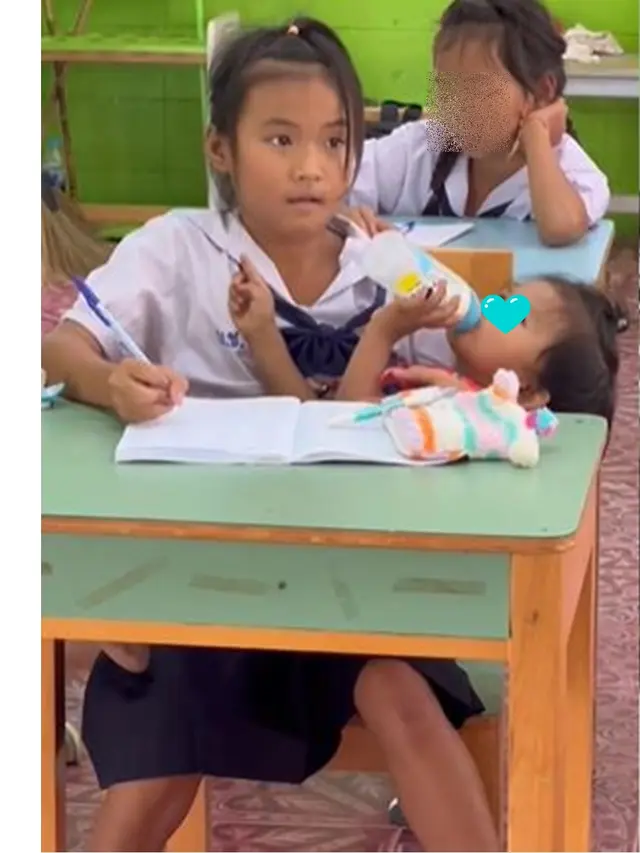 Tak Ada yang Menjaga di Rumah, Siswi 10 Tahun Ini Ikut Ujian Sambil Gendong Adik