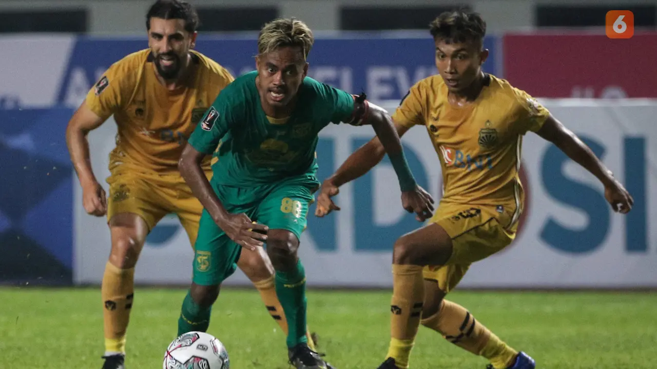 Foto: Aksi Pemain Persebaya saat Bermain Imbang Melawan Bhayangkara FC di Grup C Piala Presiden 2022