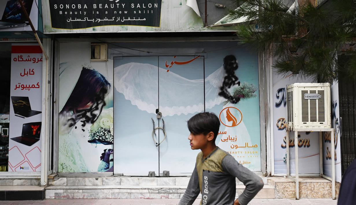 Otoritas Taliban Afghanistan memerintahkan salon-salon kecantikan di seluruh negeri yang dikelola perempuan untuk ditutup. (Photo by Wakil KOHSAR / AFP)