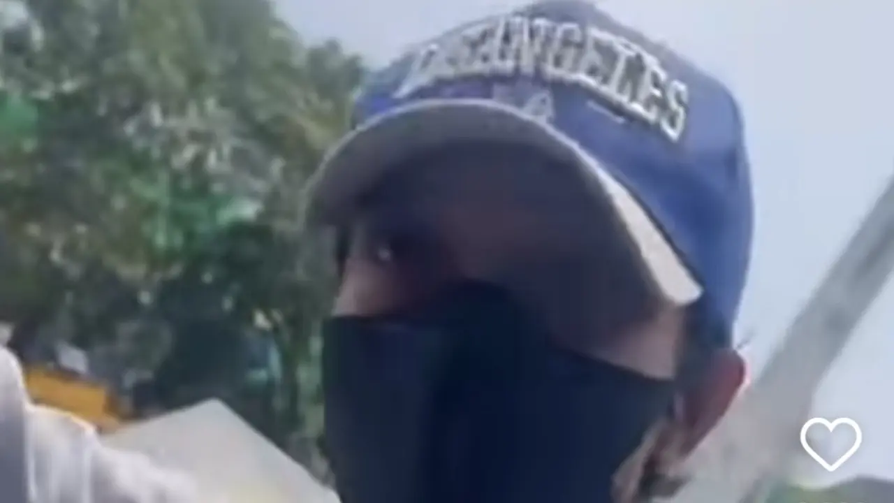 Juru parkir palak pemotor Rp 5 ribu. (tangkapan layar di media sosial).