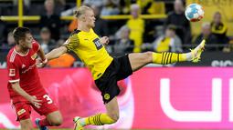 Dua golnya itu membuat Haaland kini bertengger di puncak top skor sementara Liga Jerman 2021/2022 dengan torehan 7 gol. Ia berbagi tempat dengan Robert Lewandowski yang juga memiliki jumlah gol yang sama. (AP/Martin Meissner)