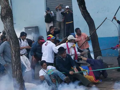 Para demonstran bentrok dengan polisi selama unjuk rasa di Quito , Ekuador, Kamis (13/8/2015). Puluhan warga dan aktivis protes rencana Presiden Ekuador, Rafael Correa yang akan menaikkan pajak dan pengulangan pemilu. (REUTERS/Guillermo Granja)