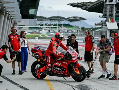 Pembalap Ducati Lenovo, Marc Marquez (tengah) memacu motornya dalam tes pramusim MotoGP 2025 di Sirkuit Sepang, Malaysia, Rabu (05/02/2025). (AFP/ Mohd Rasfan)