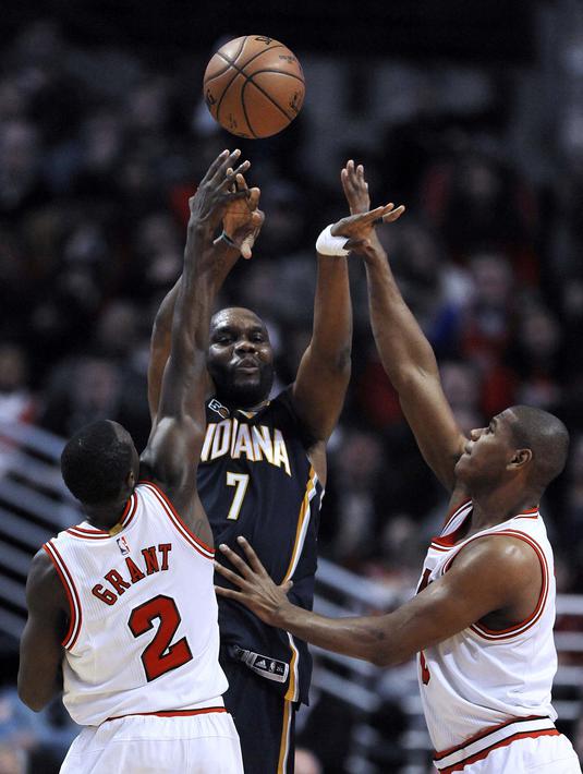 Pemain Indiana Pacers, Al Jefferson (7)  memberikan umpan kepada rekannya saat dihadang para pemain Chicago Bulls pada lanjutan NBA basketball game di United Center, (26/12/2016). Bulls menang 90-85.  (AP/Paul Beaty)