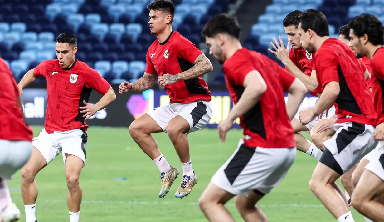 Para pemain Indonesia melakukan peregangan selama sesi latihan di Stadion Allianz, Sydney pada 19 Maret 2025. (DAVID GRAY/AFP)