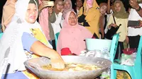 Mengenal Ta Nou, cara menggoreng pisang dengan mencelupkan tangan ke dalam minyak panas. (Liputan6.com/Arfandi Ibrahim)