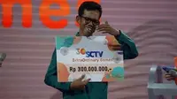 Darwoto, penjual telur gulung asal Tuban mendapat hadiah uang Rp300 juta di Puncah HUT ke-30 SCTV. (Liputan6.com/ Ahmad Adirin)