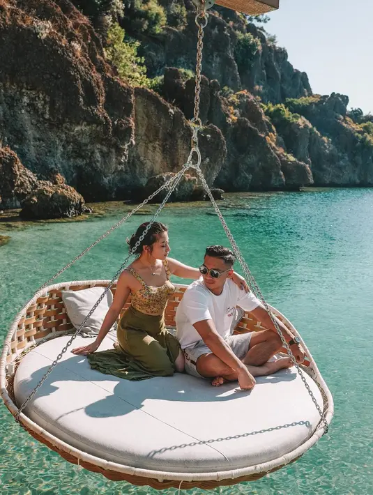 Tujuan mereka memberi kebebasan, ternyata juga saling menghargai privasi satu sama lain. Hingga akhirnya Nikita dan Indra pun tidak ada yang saling ingin tahu isi ponsel satu sama lain. (Instagram/indpriw)