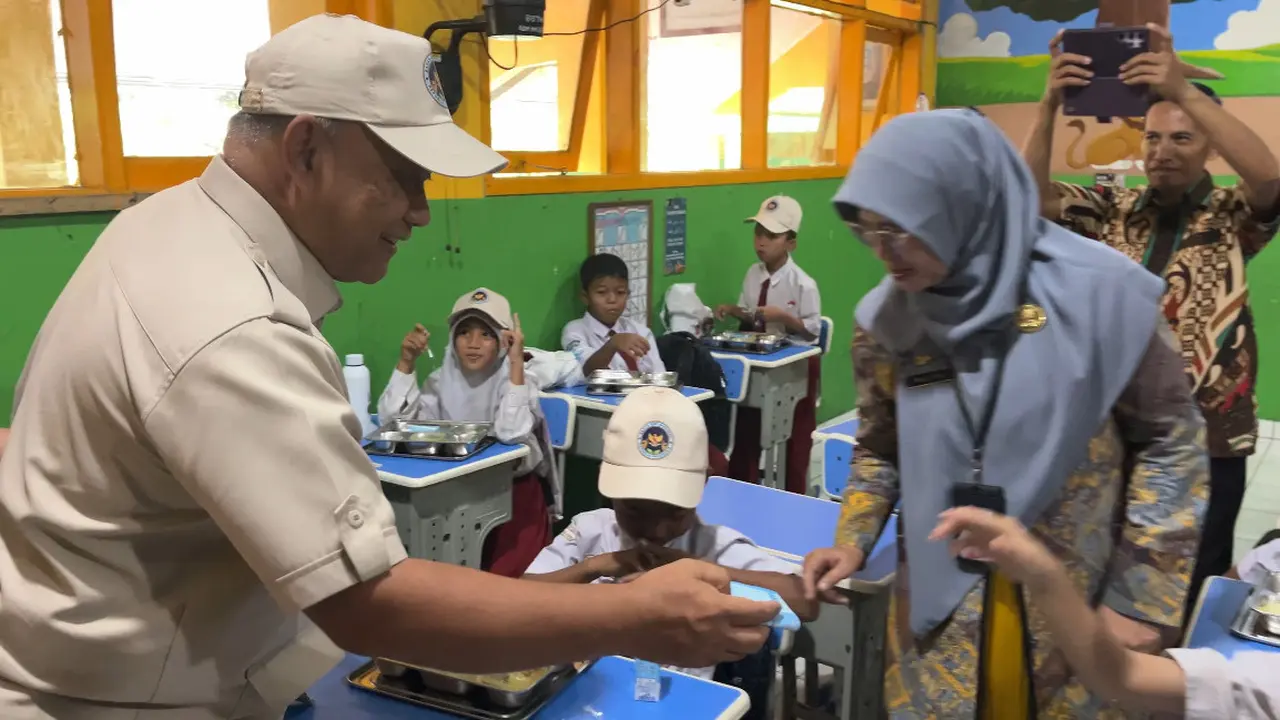 Kepala Badan Gizi Nasional (BGN), Dadan Hindayana berkunjung ke SDN 01 Kalibaru, Cilincing, Jakarta Utara, Kamis (8/1/2026).