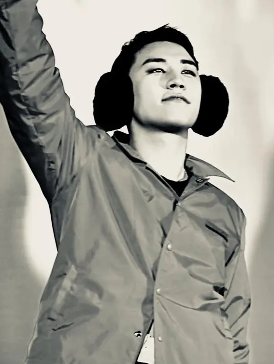 "Aku iri denganmu, mau tidak kamu minta tolong Min Hyo Rin untuk menjodohkan aku." ujar Sengri. "Adakah cewek yang kamu suka di pernikahanku?" tanya Taeyang. (Foto: instagram.com/seungriseyo)