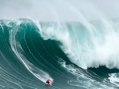 Maya Gabeira asal Brasil mengendarai ombak saat turnamen selancar Nazare Big Wave Challenge di Praia do Norte di Nazare, Portugal, Senin (22/1/2024). (AP Photo/Armando Franca)