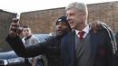 Pelatih Arsenal, Arsene Wenger, foto bersama fans sebelum laga Piala FA melawan Nottingham Forest di City Ground, Nottingham, Minggu (7/1/2018). (AFP/Oli Scarff)