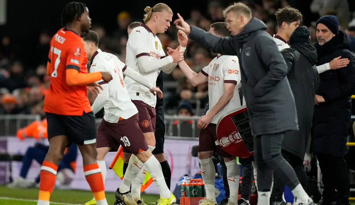 Dalam laga ini, Erling Haaland berhasil menunjukkan permainan terbaiknya dengan mencetak lima gol alias quintrick (3', 18', 40', 55', 58') untuk Manchester City, dan satu gol lainnya dari Mateo Kovacic (72'). (AP Photo/Alastair Grant)