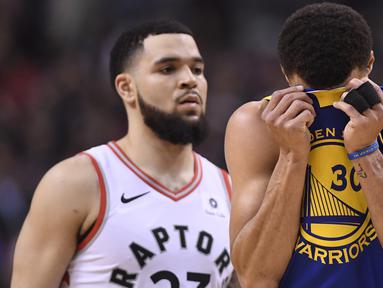 Pebasket Golden State Warriors, Stephen Curry, tampak kecewa usai dikalahkan Toronto Raptors pada laga Final NBA di Scotiabank Arena, Toronto, Kamis (30/5). Raptors menang 118-109 atas Warriors. (AP/Frank Gunn)