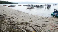 Tumpukan sampah kiriman berserakan di pinggiran pantai Pulau Bunaken, Manado, Sabtu (17/12). Kondisi Obyek wisata kelas dunia dari Sulawesi Utara itu kini sangat memprihatinkan saat ini. (Liputan6.com/Fery Pradolo)