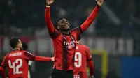 Rafael Leao melakukan selebrasi dengan pemain AC Milan lainnya usai cetak gol ke gawang Rennes pada leg pertama babak knockout playoff Liga Europa 2023/2024 hari Jumat (16/02/2024) dini hari WIB. (GABRIEL BOUYS / AFP)